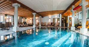 Helles Schwimmbad im Bierhotel im Bayerischen Wald
